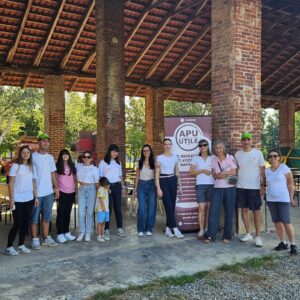 Attività in fattoria per bambini: com'è andata la giornata di Nutriziopoli alla Cascina Teglio? Team e volontari dell'associazione alla Cascina Teglio per un'attività in fattoria per bambini