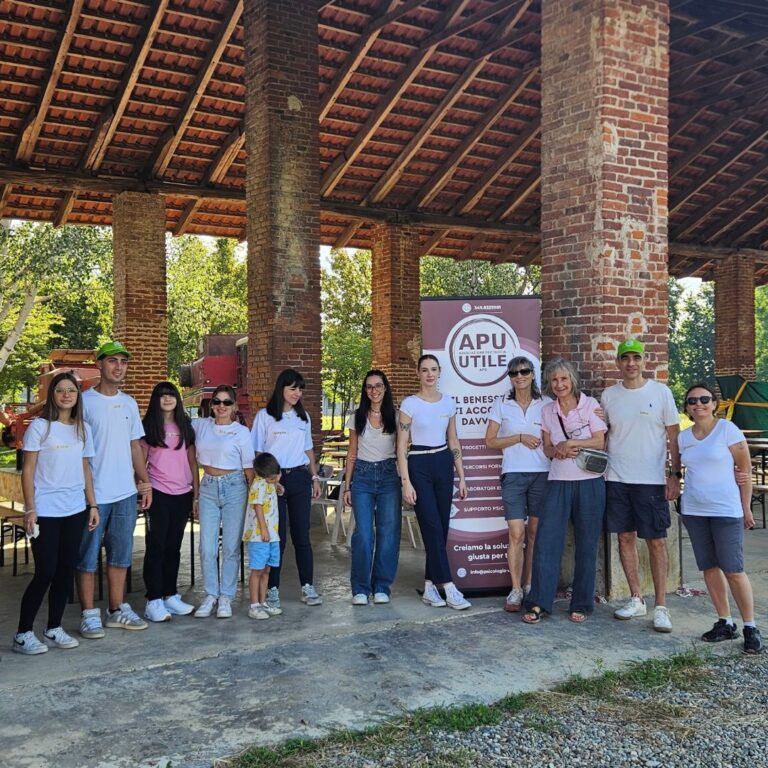 Team e volontari dell'associazione alla Cascina Teglio per un'attività in fattoria per bambini